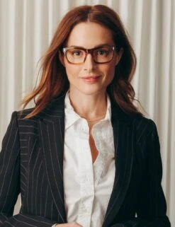 YONA -Fashion Optical Shop yona model pos 1